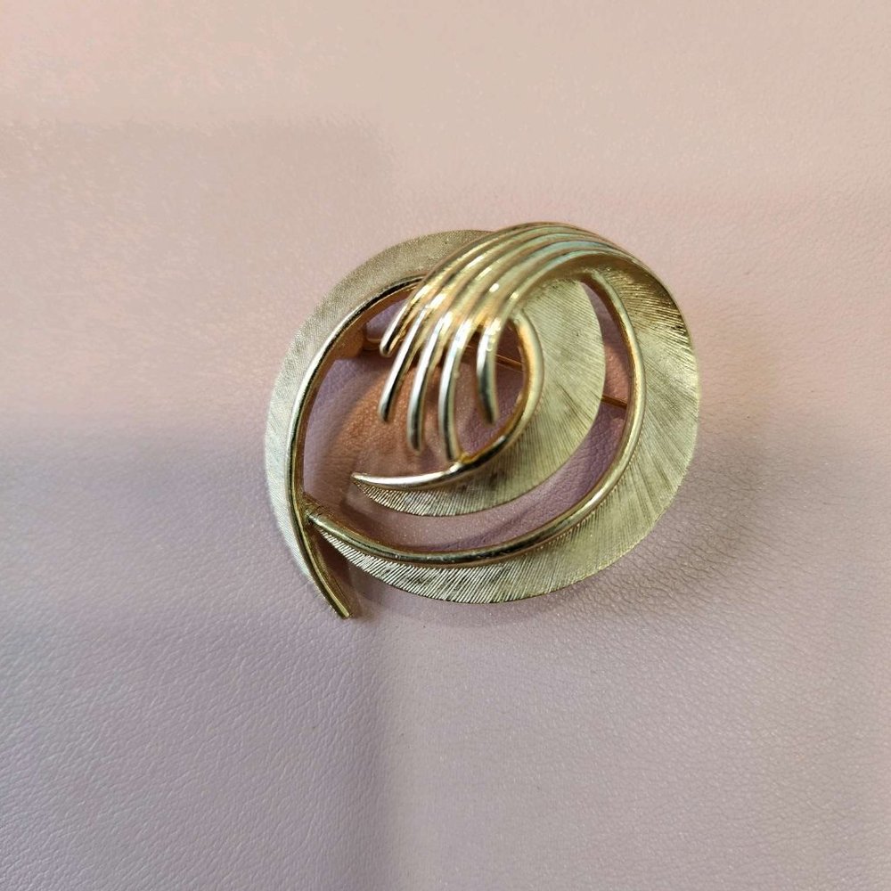 Vtg Crown Trifari Vintage Brushed Texture and Smooth Gold-tone Oval Swirl Brooch